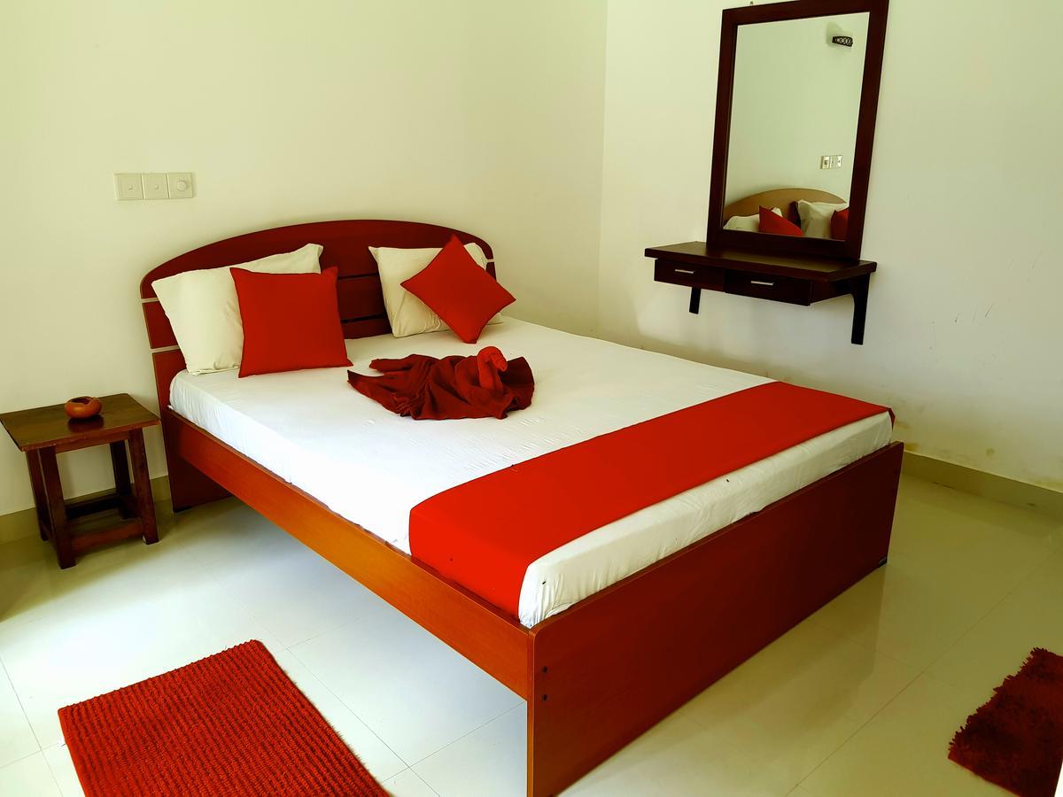 Oasis Beach Hotel Negombo Buitenkant foto