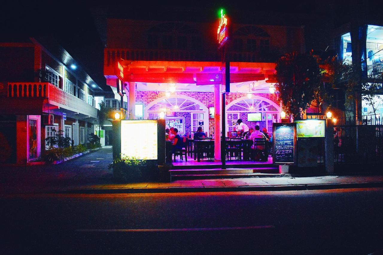 Oasis Beach Hotel Negombo Buitenkant foto